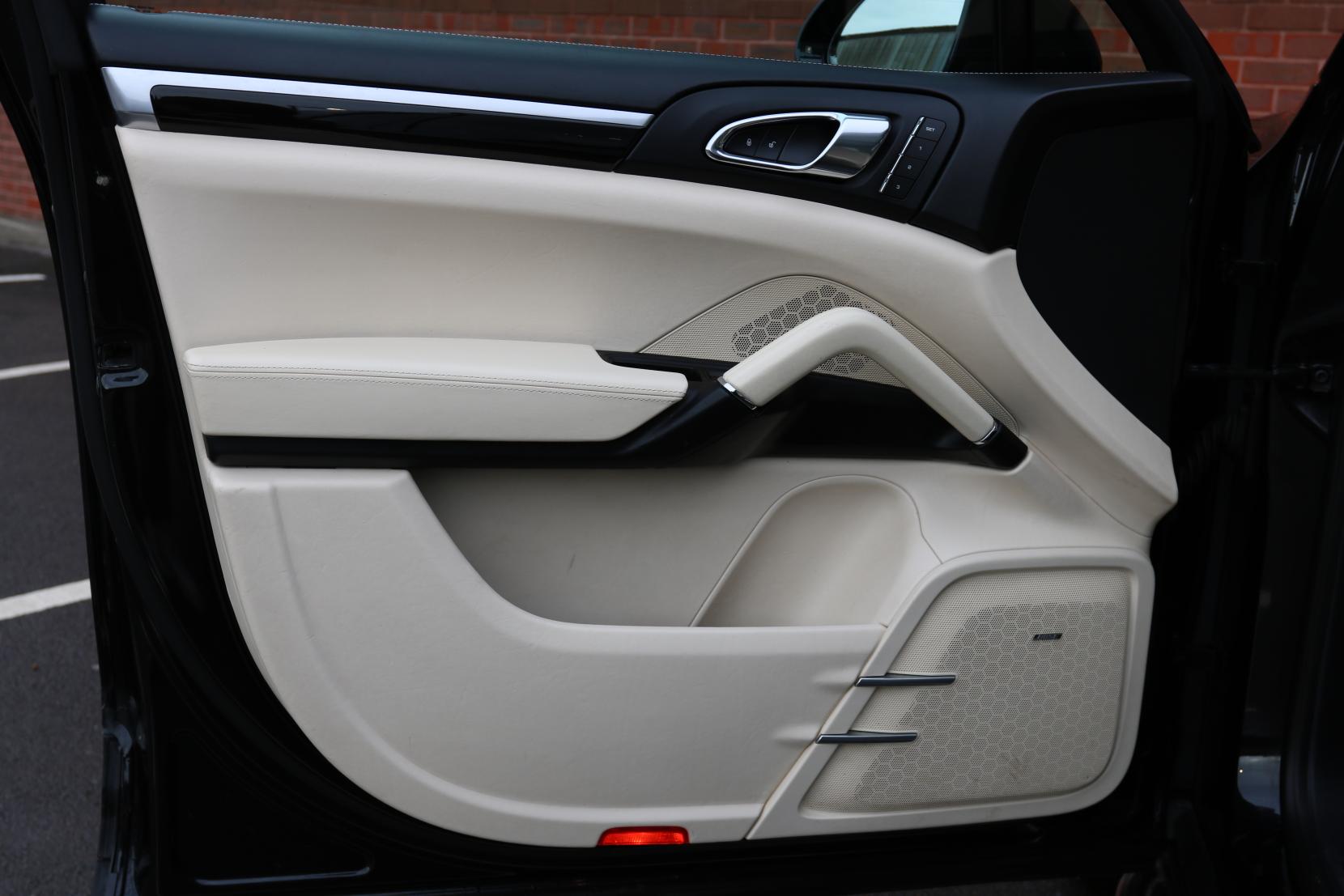 Porsche Cayenne 4.2 TD V8 S SUV 5dr Diesel TiptronicS 4WD Euro 6 (s/s) (385 ps)