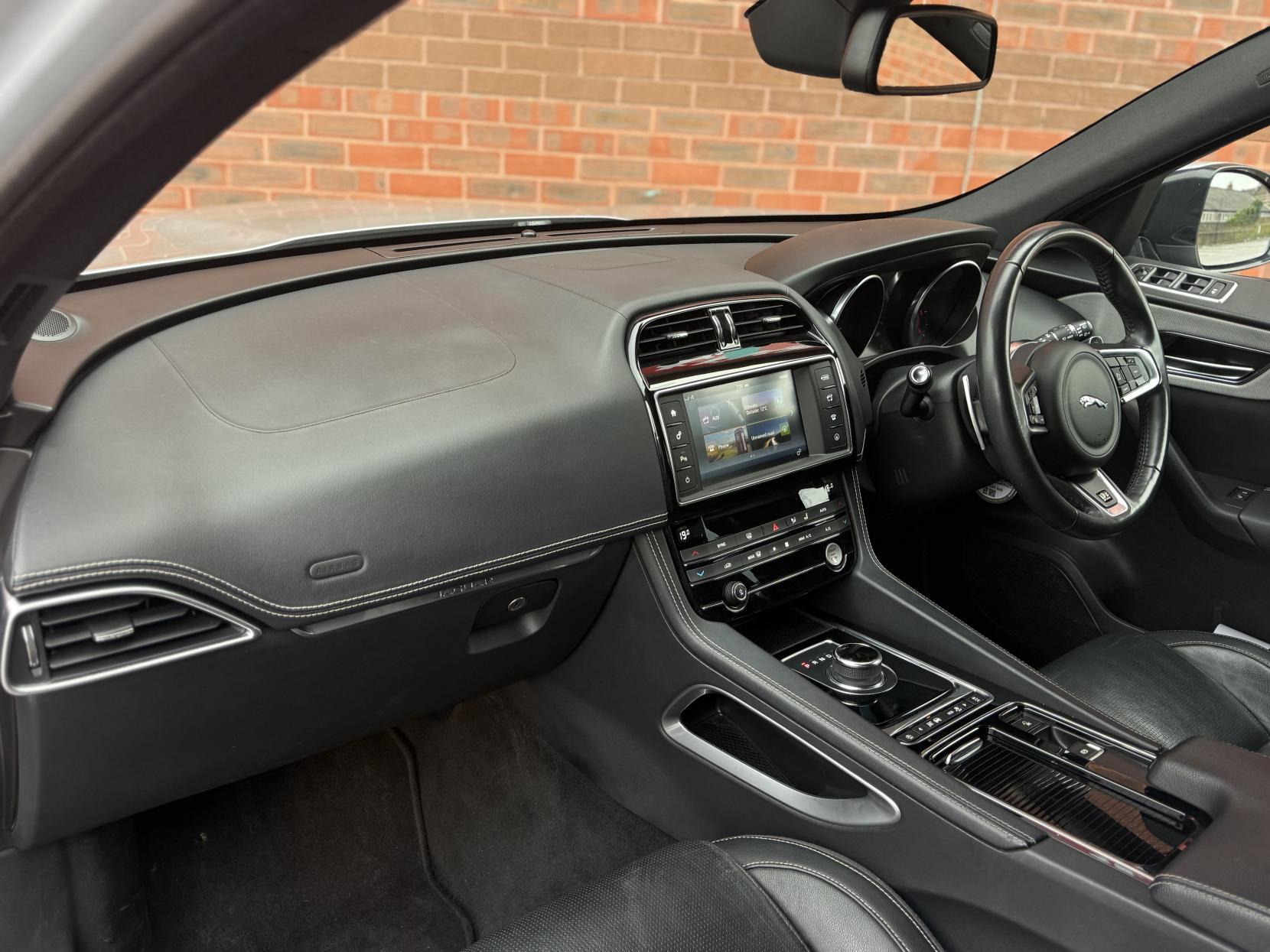 Jaguar F-PACE 2.0 D180 R-Sport SUV 5dr Diesel Auto Euro 6 (s/s) (180 ps)