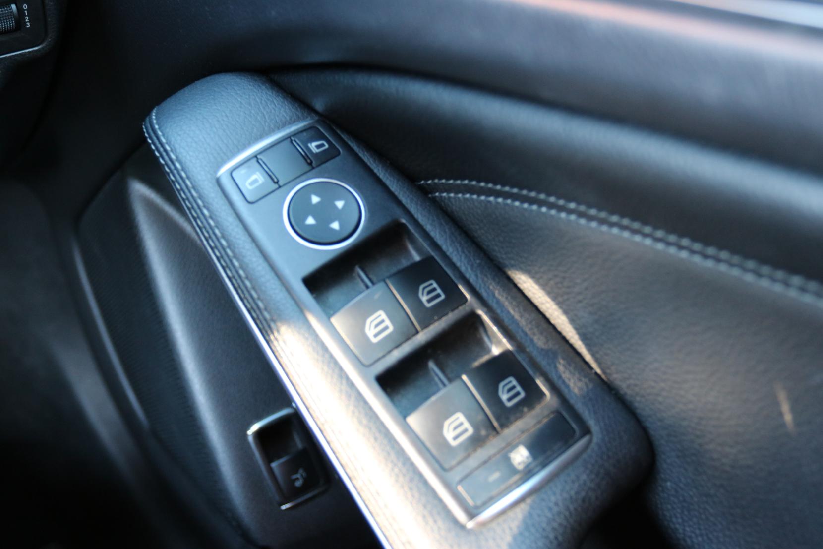 Mercedes-Benz GLA 1.6 GLA200 SE (Executive) SUV 5dr Petrol Manual Euro 6 (s/s) (156 ps)