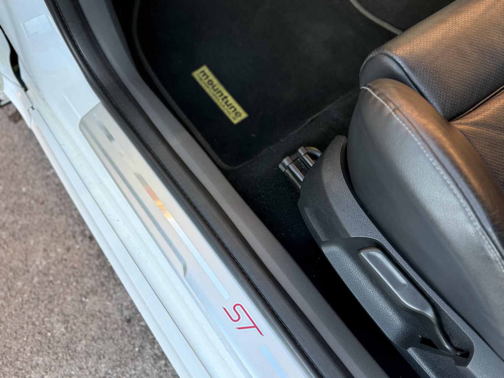 Ford Focus 2.5 SIV ST-3 Hatchback 3dr Petrol Manual (224 g/km, 221 bhp)