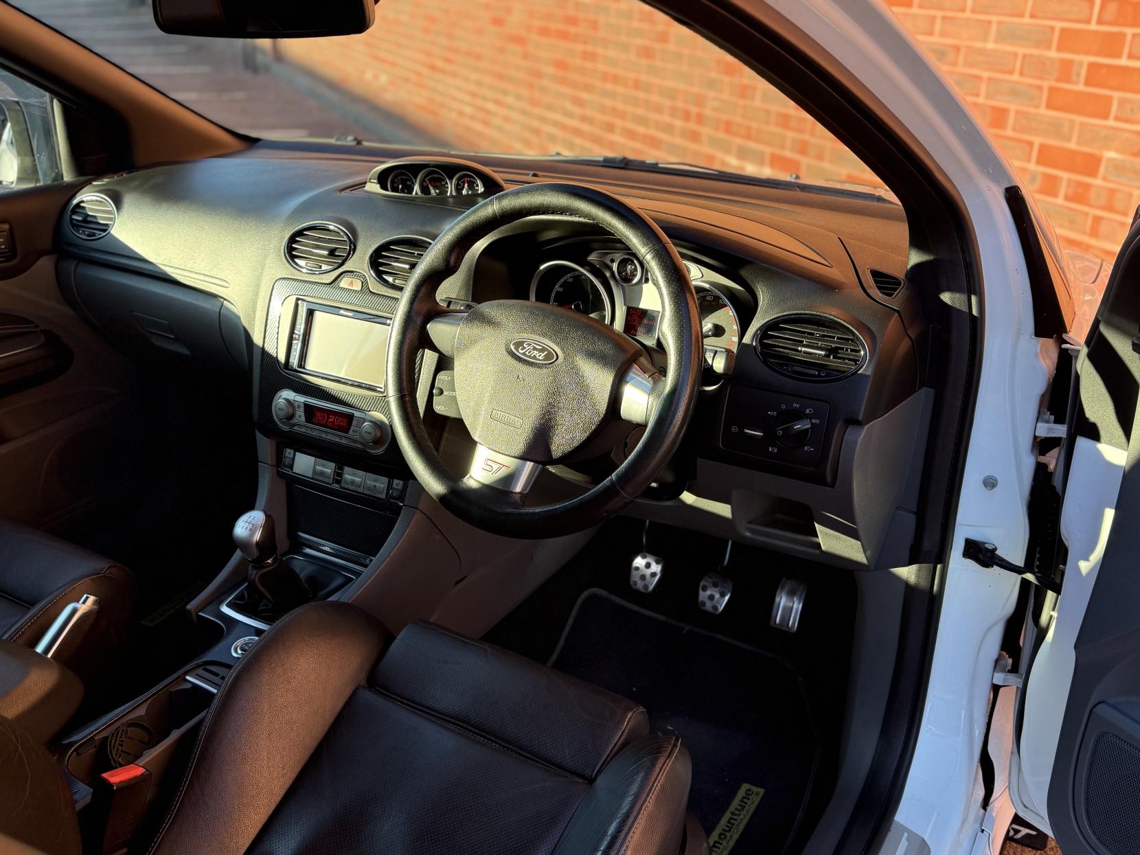 Ford Focus 2.5 SIV ST-3 Hatchback 3dr Petrol Manual (224 g/km, 221 bhp)