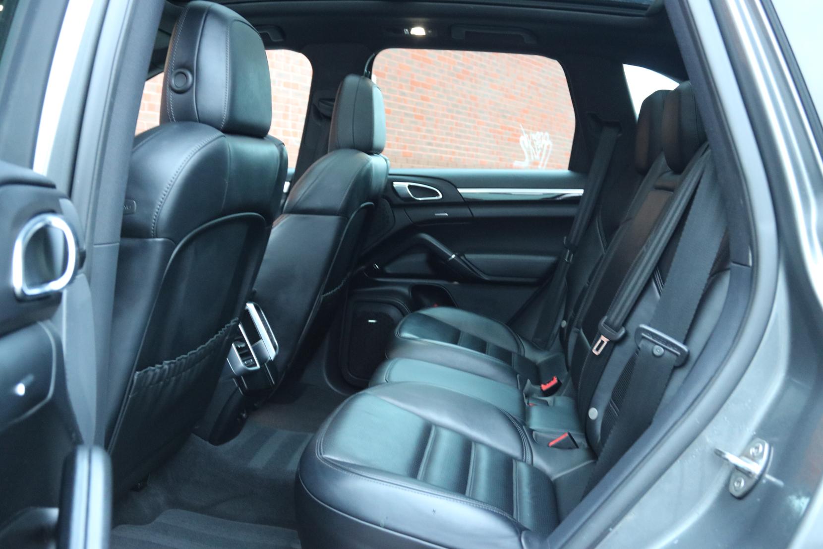 Porsche Cayenne 3.0 TD V6 SUV 5dr Diesel TiptronicS 4WD Euro 6 (s/s) (262 ps)