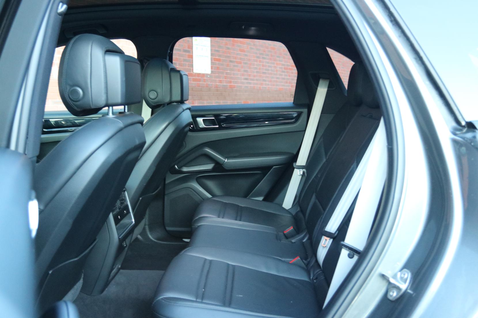 Porsche Cayenne 3.0T V6 SUV 5dr Petrol TiptronicS 4WD Euro 6 (s/s) (340 ps)